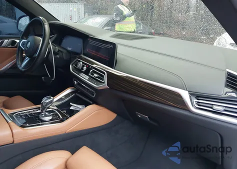 2021 BMW X6 xDrive40I z USA, uszkodzony, nr VIN 5UXCY6C01M9G08133